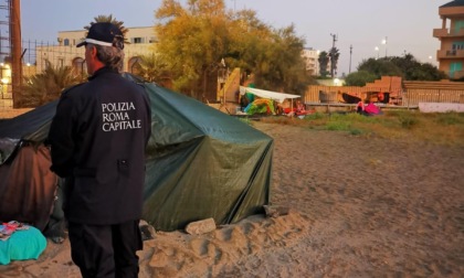 ROMA: TENDOPOLI SGOMBERATE SUL LITORALE