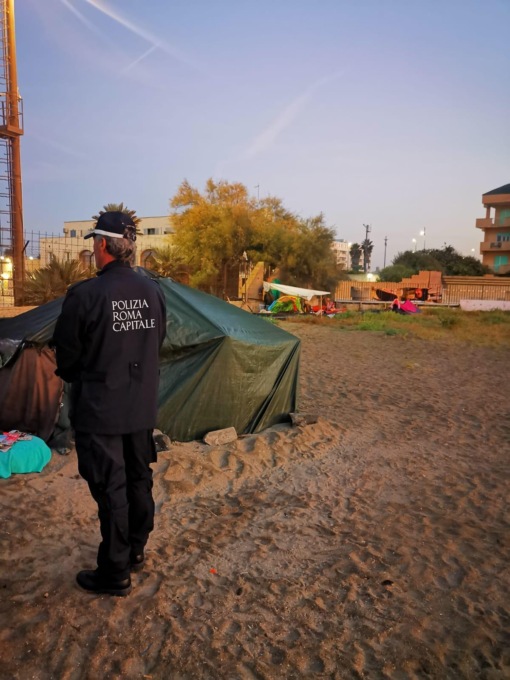 ROMA: TENDOPOLI SGOMBERATE SUL LITORALE