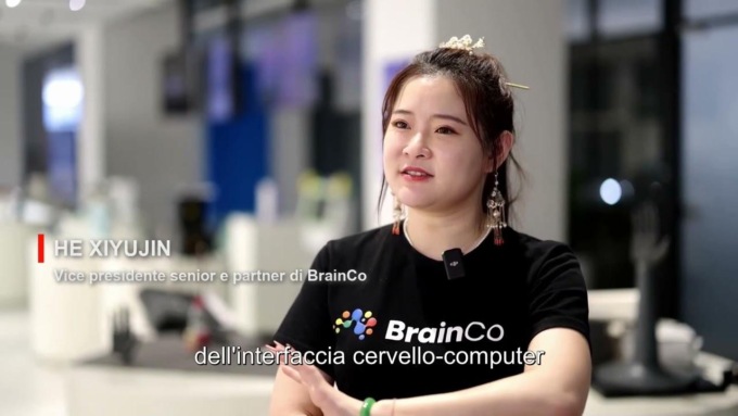 Cina: Giochi para-asiatici, atleta paralimpica accende calderone con braccio bionico