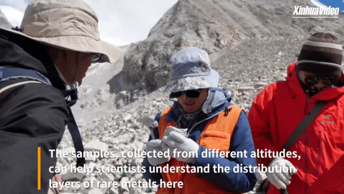 Cina: scienziati cinesi raccolgono campioni di roccia sul monte Cho Oyu