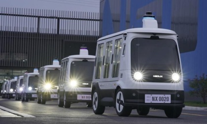 Cina: veicolo consegna senza conducente ruba la scena durante festa shopping