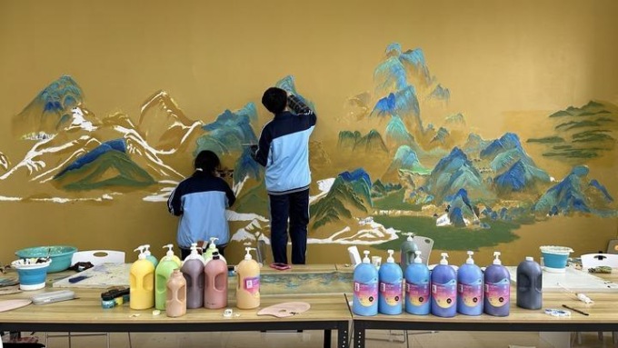 Cina: studenti scuola superiore ricreano capolavoro sui muri di una classe