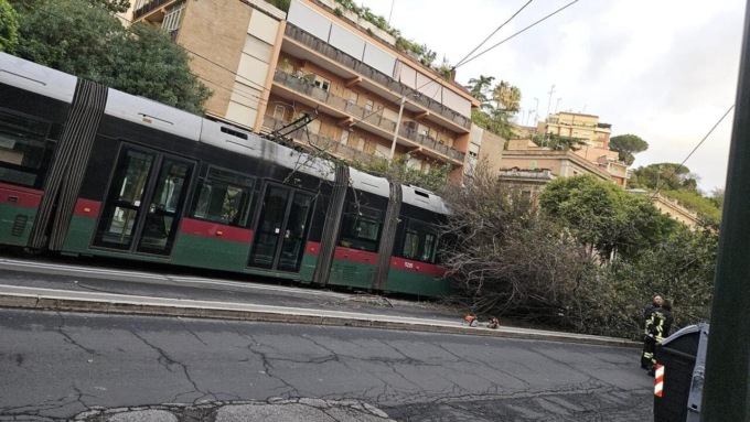 ROMA: ALBERO CADUTO SU UN TRAM, SOSPESA LA LINEA 8