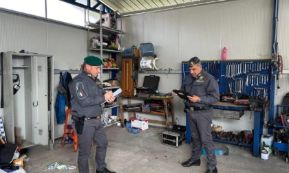 TERRACINA: SCOPERTA OFFICINA ABUSIVA E DROGA. L’OPERAZIONE DELLA GUARDIA DI FINANZA