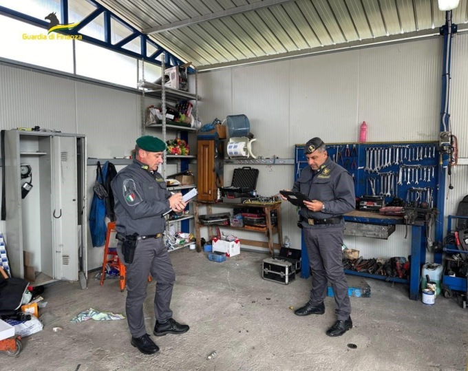 TERRACINA: SCOPERTA OFFICINA ABUSIVA E DROGA. L’OPERAZIONE DELLA GUARDIA DI FINANZA