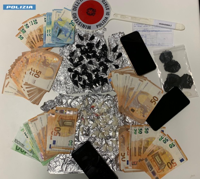 SAN CESAREO: DROGA,INTERA FAMIGLIA IN MANETTE
