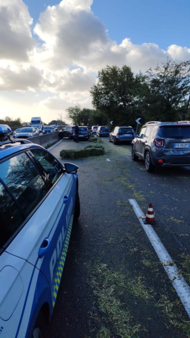 POMEZIA: BALLE DI FIENO IN STRADA, CAOS SULLA PONTINA