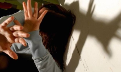 Rompe con una sedia il naso alla figlia di 5 anni, tolta potestà