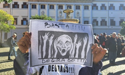 ROMA: DEHORS, LA  PROTESTA