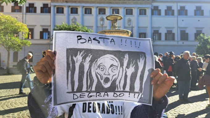 ROMA: DEHORS, LA  PROTESTA