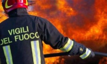 Incendio nel parco, distrutti giochi per bambini