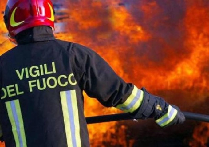 Palazzina in fiamme, morta un’anziana
