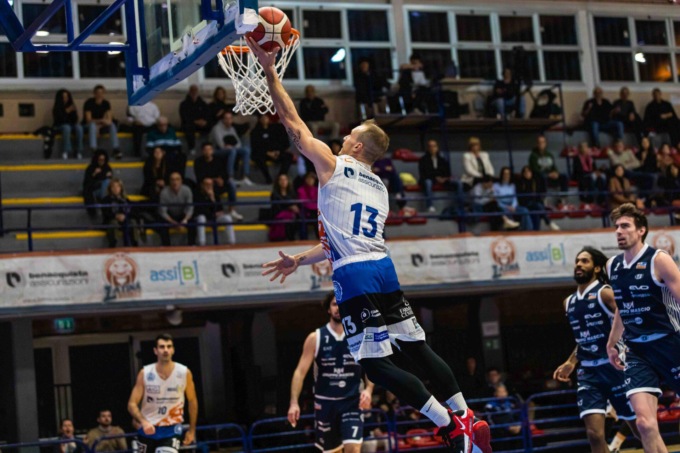 BASKET SERIE A2: BENACQUISTA LATINA, STAGIONE DA INCUBO