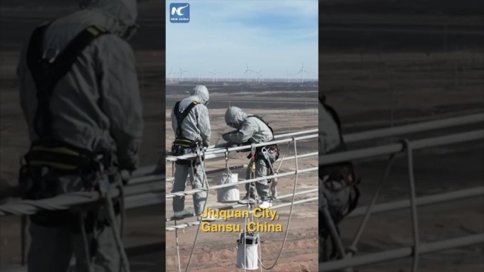 Cina: elettricisti effettuano manutenzione corrente a 100 metri di altezza