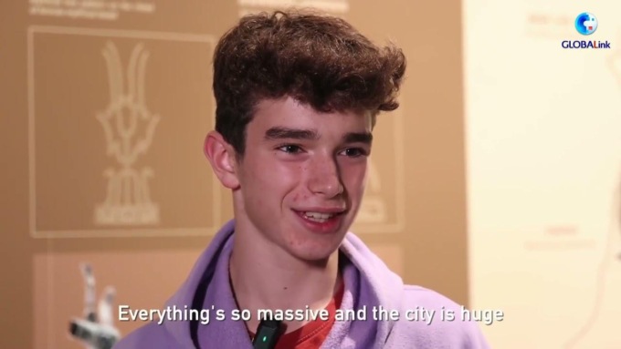 Cina: intricati manufatti, antica cultura affascinano giovani britannici