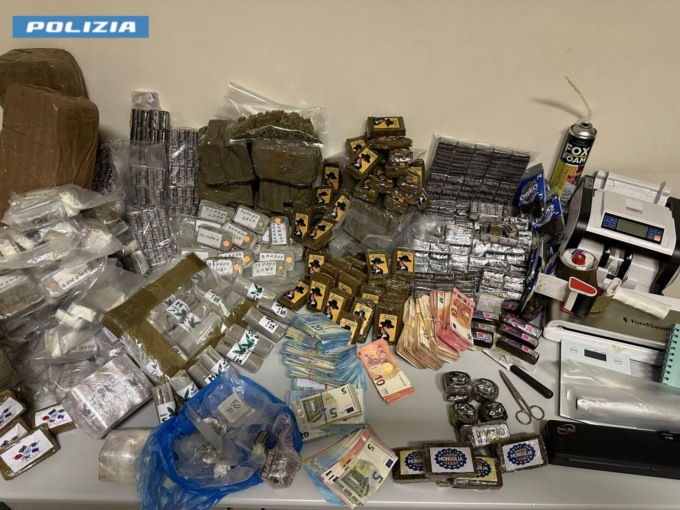 ROMA: ORDIGNI ESPLOSIVI E 50 KG DI DROGA, 4 ARRESTI