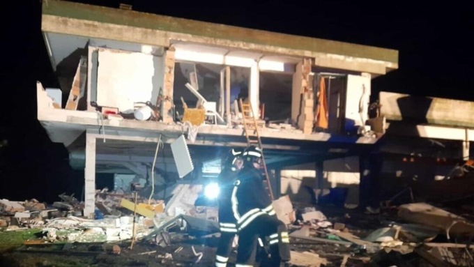 VITERBO: ESPLODE STRUTTURA PER MIGRANTI, 31 FERITI