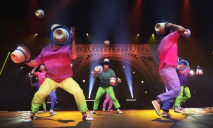 Acrobati cinesi si esibiscono al Cirque Phoenix a Parigi