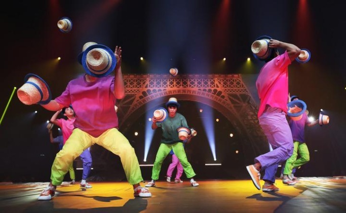 Acrobati cinesi si esibiscono al Cirque Phoenix a Parigi