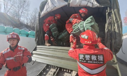 Cina: Gansu, PAPF e PLA prestano soccorsi per sisma (1)