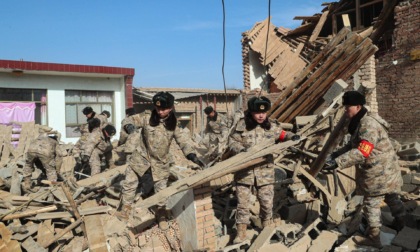 Cina: Gansu, PAPF e PLA prestano soccorsi per sisma (2)