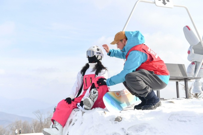 Cina: Jilin, fotografo registra crescente popolarità di sport invernali