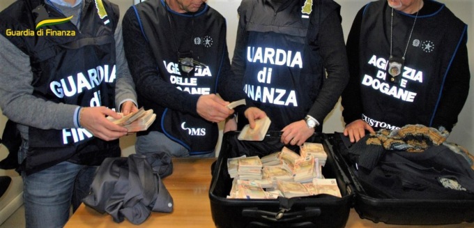 ROMA: SCOPERTI 17 MILIONI DI VALUTA