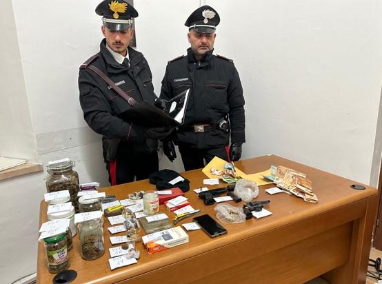 LATINA: ARMI E DROGA IN CASA, ARRESTATO