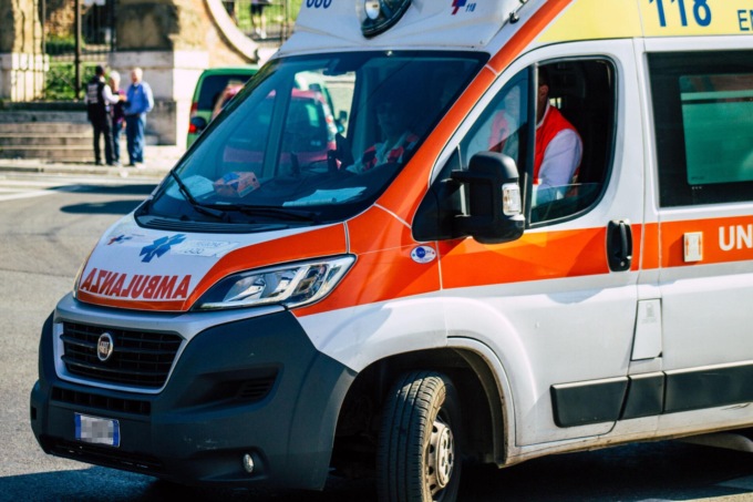 Muore mentre installa la fibra, forse vittima del caldo