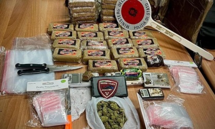 ROMA: TROVATO CON DROGA IN AUTO E A CASA, ARRESTATO