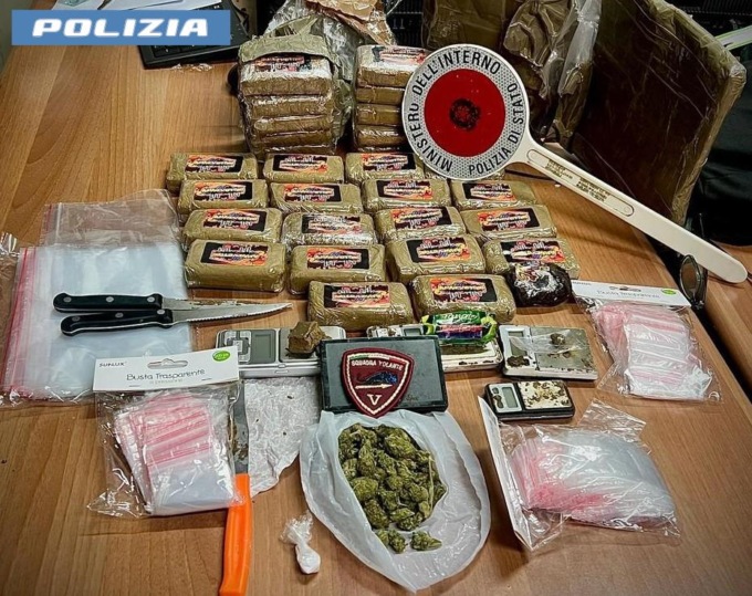 ROMA: TROVATO CON DROGA IN AUTO E A CASA, ARRESTATO