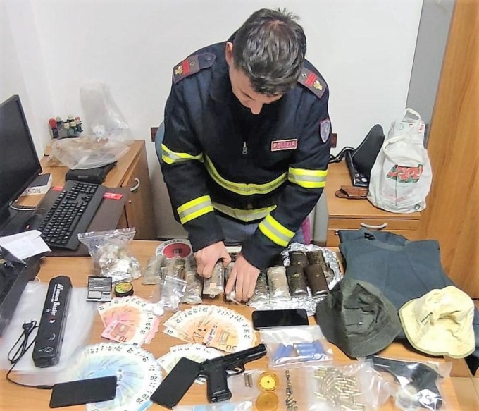 NETTUNO: RICICLAGGIO DI VEICOLI E SPACCIO, 4 ARRESTI