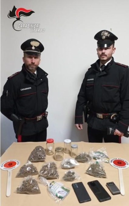CAPODIMONTE: SCOPERTO NEGOZIO CLANDESTINO DI DROGA, ARRESTATO
