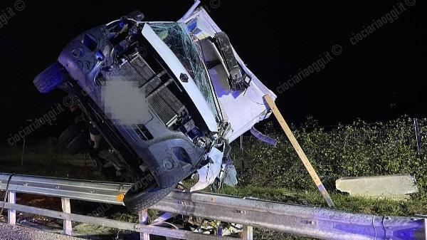 FERENTINO: FURGONE SI RIBALTA IN AUTOSTRADA, UN MORTO