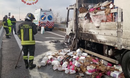 ROMA: CAMION A FUOCO A PONTE DI NONA