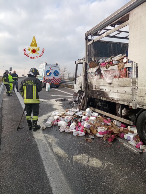 ROMA: CAMION A FUOCO A PONTE DI NONA