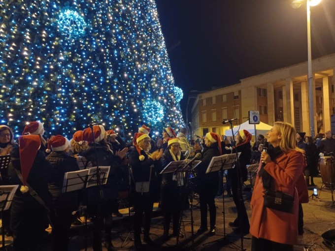 LATINA: ACCESO L’ALBERO DI NATALE IN PIAZZA