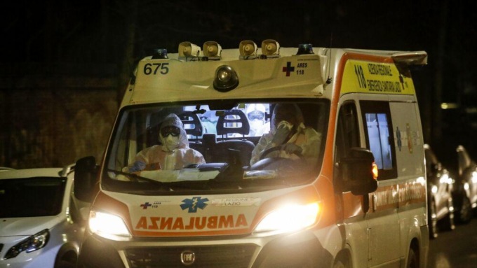 Si accascia al suolo e muore dopo aver visto nuora e nipoti ferite in un incidente