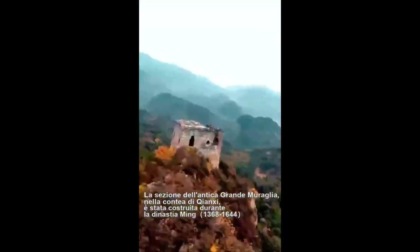 Cina: veduta dall'alto di antica Grande Muraglia con drone FPV