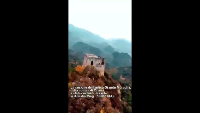 Cina: veduta dall’alto di antica Grande Muraglia con drone FPV