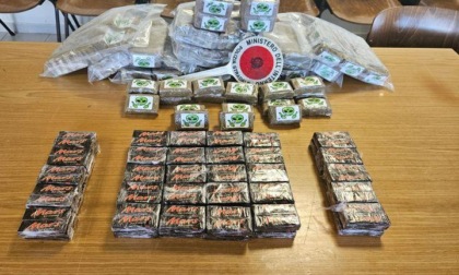 CASSINO: VIAGGIAVA CON 26 CHILI DI HASHISH, ARRESTATO
