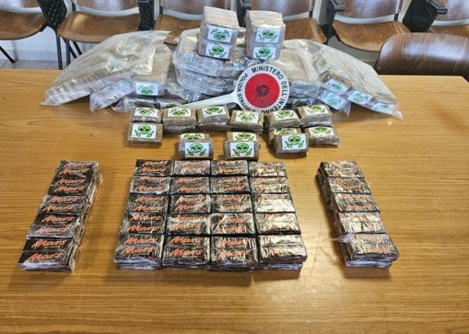 CASSINO: VIAGGIAVA CON 26 CHILI DI HASHISH, ARRESTATO
