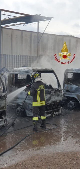 ARICCIA: IN FIAMME SEI MEZZI DELLA NETTEZZA URBANA