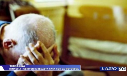 TERRACINA: MINACCIA I GENITORI E DEVASTA CASA CON LA MOTOSEGA