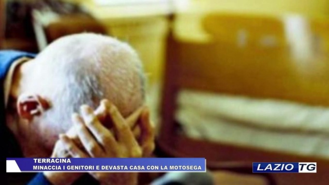 TERRACINA: MINACCIA I GENITORI E DEVASTA CASA CON LA MOTOSEGA
