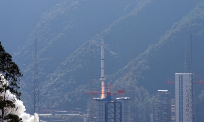Cina: lancia nuovo satellite per osservare fenomeni cosmici violenti