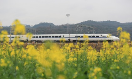 NAPOLI: GIOVANE TRAVOLTO E UCCISO DA TRENO