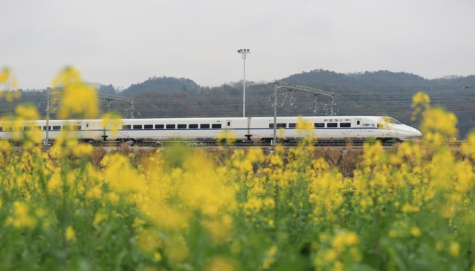 NAPOLI: GIOVANE TRAVOLTO E UCCISO DA TRENO