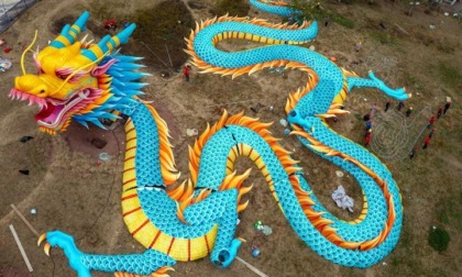 Cina: preparativi per lo spettacolo delle lanterne a Zigong (1)