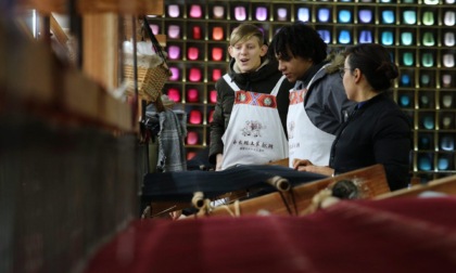 Cina: Hunan, fabbrica innovativa di broccati etnici a Zhangjiajie (1)